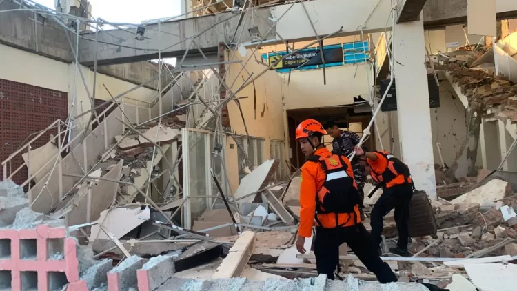 Endonezya'da 7,7 büyüklüğünde deprem...