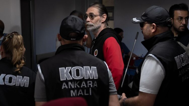Erdal Beşikçioğlu'nun esrar testinin pozitif çıktı Erdal Beşikçioğlu'nun esrar testinin pozitif çıktı.