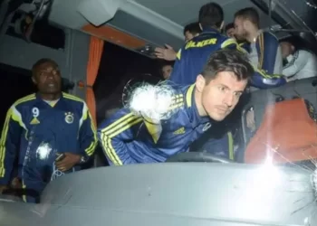 Fenerbahçe otobüsüne yönelik saldırı soruşturmasında 5 kişi gözaltında Fenerbahçe otobüsüne yönelik saldırı soruşturmasında 5 kişi gözaltında