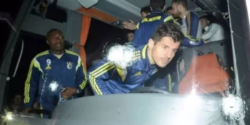 Fenerbahçe otobüsüne yönelik saldırı soruşturmasında 5 kişi gözaltında Fenerbahçe otobüsüne yönelik saldırı soruşturmasında 5 kişi gözaltında