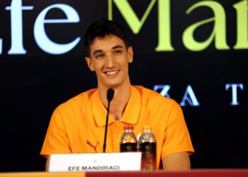 Galatasaray, Efe Mandıracı için imza töreni düzenledi! Galatasaray, Efe Mandıracı için imza töreni düzenledi!