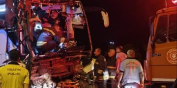 Gaziantep'te yolcu otobüsü TIR'a çarptı: 2 ölü, 17 yaralı Bir ilde dikkat çeken karar: Erkeklere şort yasağı getirildi