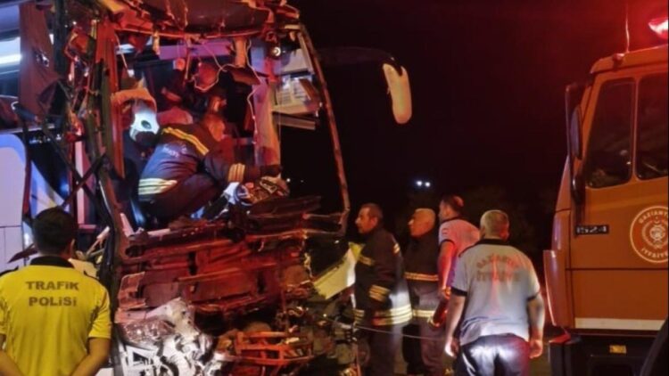 Gaziantep'te yolcu otobüsü TIR'a çarptı: 2 ölü, 17 yaralı Gaziantep'te yolcu otobüsü TIR'a çarptı.