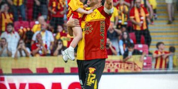 İsmail Köybaşı Veda Etti: Göztepe, Trabzonspor'u 2-1 Mağlup Etti İsmail Köybaşı Veda Etti: Göztepe, Trabzonspor’u 2-1 Mağlup Etti