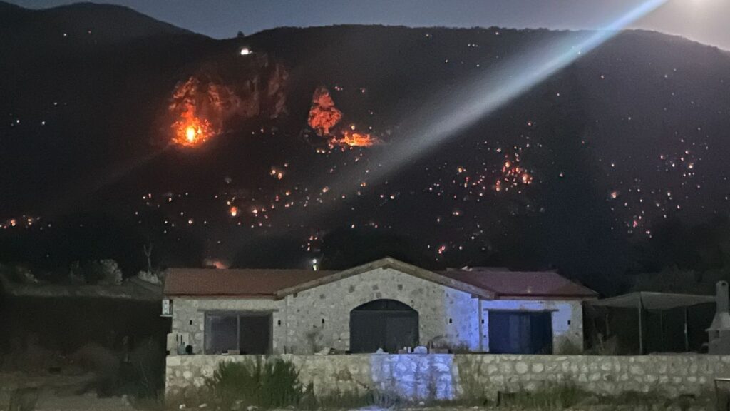 Seydikemer’den Kaş’a sıçrayan yangında büyük yıkım kas yangin habermeydan