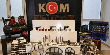 Muş Varto'da Silah Ve Tarihi Eser Operasyonu: 2 Gözaltı Muş Varto’da Silah Ve Tarihi Eser Operasyonu: 2 Gözaltı