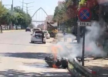 Muş’ta, Alev Alan Motosiklete Vatandaşlar Müdahale Etti!