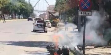 Muş’ta, Alev Alan Motosiklete Vatandaşlar Müdahale Etti!