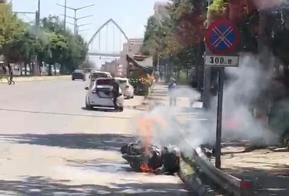 Muş'ta, Alev Alan Motosiklete Vatandaşlar Müdahale Etti! musta alev alan motosiklete vatandaslar mudahale etti habermeydan e1786977401441