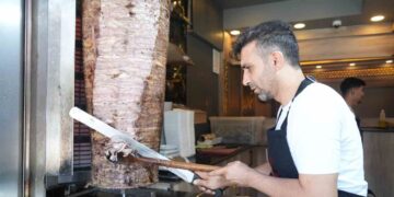 Muş'ta, Döner Ustalarının Zorlu Yaz Mesaisi! Muş’ta, Döner Ustalarının Zorlu Yaz Mesaisi!