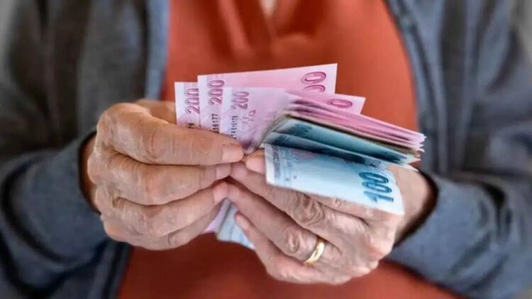 Ev kadınlarına sosyal güvence geliyor! SGK primlerinin bir bölümü Hazine’den karşılanacak Ev kadınlarına sosyal güvence geliyor.
