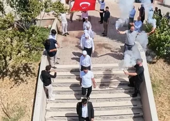 Sinop Boyabat'ta, Genç Hafızlardan Bayraklı ve Su Balonlu Mezuniyet Coşkusu! Sinop Boyabat’ta, Genç Hafızlardan Bayraklı ve Su Balonlu Mezuniyet Coşkusu!