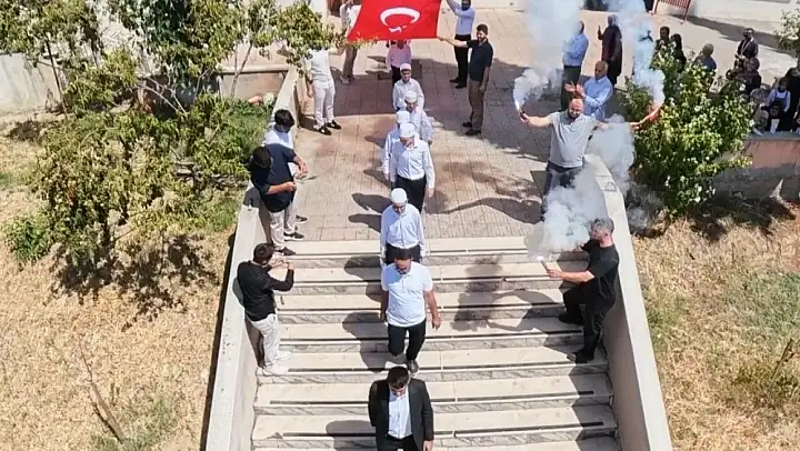 Sinop Boyabat'ta, Genç Hafızlardan Bayraklı ve Su Balonlu Mezuniyet Coşkusu! sinop boyabatta genc hafizlardan bayrakli ve su balonlu mezuniyet coskusu habermeydan