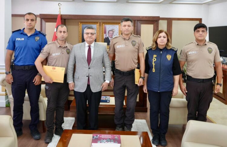 Sinop'ta, Aranan Şahısları Yakalayan Bekçilere Başarı Belgesi! sinopta aranan sahislari yakalayan bekcilere basari belgesi habermeydan
