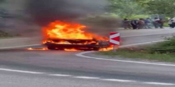 Sinop’ta, Seyir Halindeki Otomobil Alev Alev Yandı!