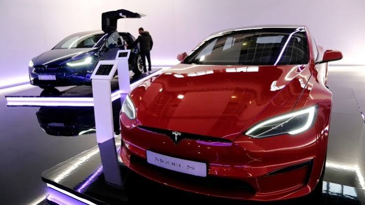 Tesla'nın iki popüler modeli inceleme altında Tesla'nın iki popüler modeli inceleme altında...
