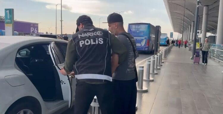 'Manifest' grubunun kurucusu Tolga Akış adliyeye sevk edildi 'Manifest' grubunun kurucusu Tolga Akış adliyeye sevk edildi.