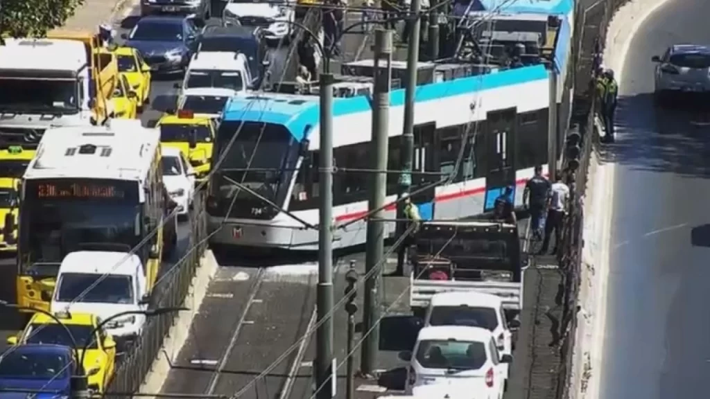 İstanbul'da tramvay raydan çıktı: Seferlerde aksama yaşandı tramvay raydan cikti habermeydan