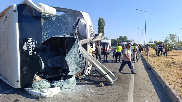 Afyonkarahisar’da yolcu otobüsü kaza yaptı: 22 kişi yaralandı Afyonkarahisar’da yolcu otobüsü kaza yaptı.