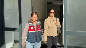 Afra Saraçoğlu havalimanında gözaltına alındı Afra Saracoglu havalimaninda gozaltina alindi1 habermeydan