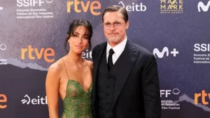 Brad Pitt'ten aşk gösterisi! Genç sevgilisiyle festivale katıldı Brad Pittten ask gosterisi habermeydan