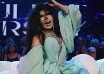 Bülent Ersoy sahneye çıktı geceye damga vurdu Bülent Ersoy sahneye çıktı geceye damga vurdu