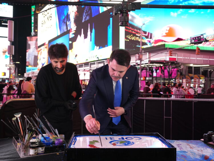 New York’ta COP31 için dikkat çeken tanıtım: Times Meydanı’nda ebru gösterisi COP31 3 habermeydan