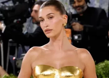 Hailey Bieber’ın Paris tarzı olay oldu! Dekoltesini eliyle korumaya çalıştı