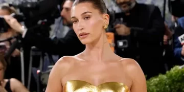 Hailey Bieber’ın Paris tarzı olay oldu! Dekoltesini eliyle korumaya çalıştı Hailey Bieber’ın Paris tarzı olay oldu! Dekoltesini eliyle korumaya çalıştı