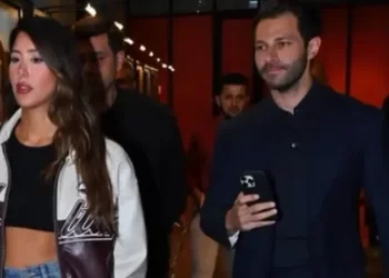 Hakan Sabancı sergiye kız arkadaşıyla katıldı Hakan Sabancı sergiye kız arkadaşıyla katıldı