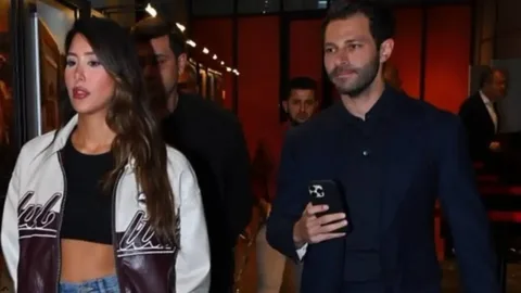 Hakan Sabancı sergiye kız arkadaşıyla katıldı Hakan Sabanci sergiye kiz arkadasiyla katildi habermeydan