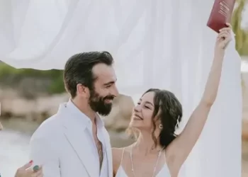 Hira Koyuncuoğlu sessiz sedasız evlendi! Sade gelinliğiyle göz kamaştırdı” Hira Koyuncuoğlu sessiz sedasız evlendi! Sade gelinliğiyle göz kamaştırdı”