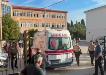 Manisa'da lise önünde silah sesleri: Yaralanan öğrenciler var Manisa’da lise önünde silah sesleri: Yaralanan öğrenciler var
