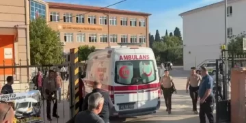 Manisa'da lise önünde silah sesleri: Yaralanan öğrenciler var Manisa’da lise önünde silah sesleri: Yaralanan öğrenciler var