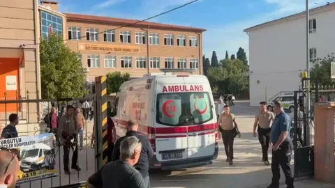 Manisa'da lise önünde silah sesleri: Yaralanan öğrenciler var Manisa habermeydan