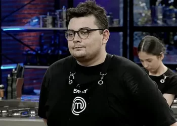 Mutfaktan siyasete geçiş: MasterChef Eray parti rozetini taktı Mutfaktan siyasete geçiş: MasterChef Eray parti rozetini taktı