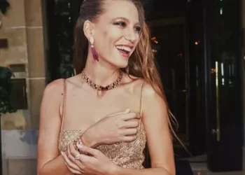 Serenay Sarıkaya Paris’te podyuma çıktı Serenay Sarıkaya Paris’te podyuma çıktı