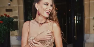 Serenay Sarıkaya Paris’te podyuma çıktı
