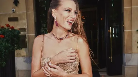 Serenay Sarıkaya Paris’te podyuma çıktı Serenay Sarikaya Pariste podyuma cikti habermeydan