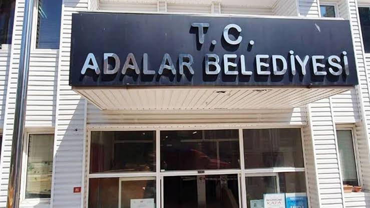 Adalar Belediyesi’nde başkanvekilliği AKP’ye geçti: Seçim muhalefetsiz yapıldı Adalar Belediyesi’nde başkanvekilliği AKP’ye geçti.
