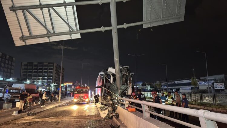 Adana’da yolcu otobüsü kazası...