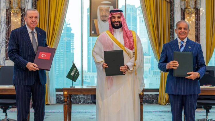 Suudi Arabistan’dan Türkiye ve Pakistan genelkurmay başkanlarına acil toplantı çağrısı Suudi Arabistan’dan Türkiye ve Pakistan genelkurmay başkanlarına acil toplantı çağrısı...