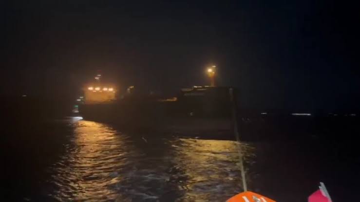 Çanakkale Boğazı’nda arızalanan tanker demirletildi Çanakkale Boğazı’nda arızalanan tanker demirletildi.