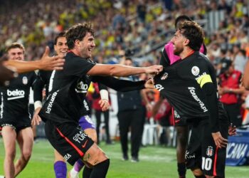 Beşiktaş, Fenerbahçe'yi Kadıköy'de Geriden Gelerek Devirdi! Beşiktaş, Fenerbahçe’yi Kadıköy’de Geriden Gelerek Devirdi!