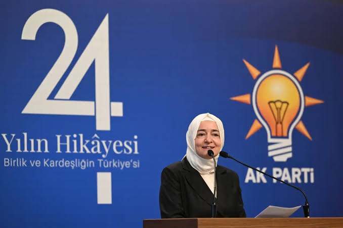 AK Parti Genel Başkan Yardımcısı Fatma Betül Sayan Kaya görevinden affını istedi AK Parti Genel Başkan Yardımcısı Fatma Betül Sayan Kaya görevinden affını istedi.