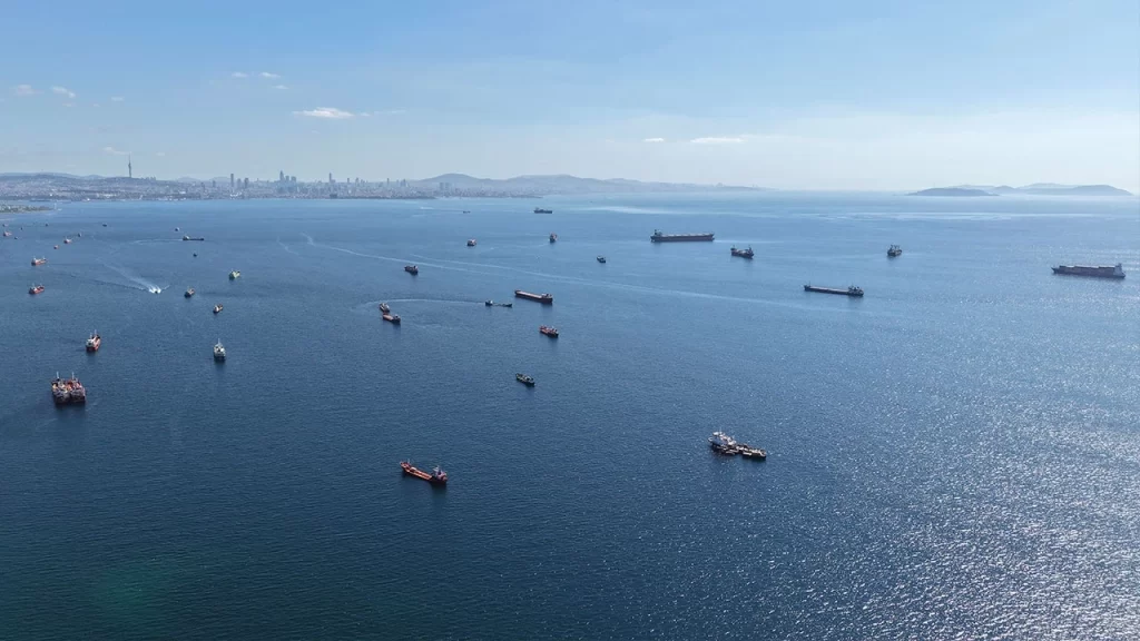 Karadeniz’e geçemeyen gemiler Marmara’da bekliyor: Dev filo oluştu karadeni gemi habermeydan