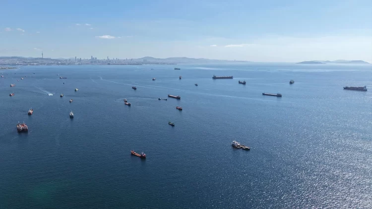 Karadeniz’e geçemeyen gemiler Marmara’da bekliyor.