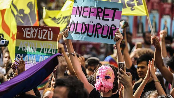 LGBTİ+ operasyonlarında 81 tutuklama, 106 tahliye LGBTİ+ operasyonlarında 81 kişi tutuklandı.