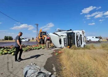 Muş Hasköy’de Karpuz Yüklü Tır Devrildi: Yüzlerce Karpuz Parçalandı
