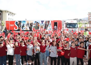 Muş Kent Meydanı'nda Sinema Heyecanı: Minikler Beyaz Perdeyle Buluştu Muş Kent Meydanı’nda Sinema Heyecanı: Minikler Beyaz Perdeyle Buluştu